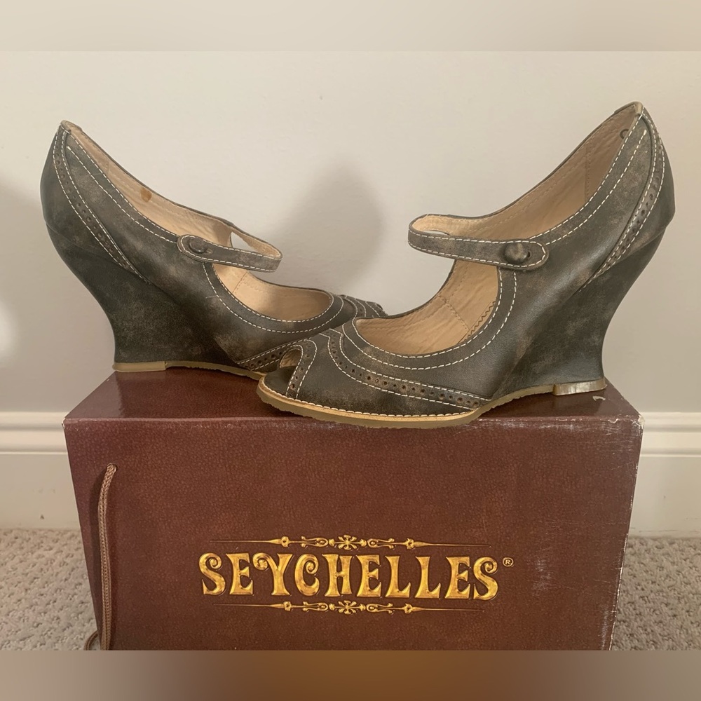 Like new, worn 1x. Olive 100% leather Seychelles peep-toe wedge 4” heels. Sz 9